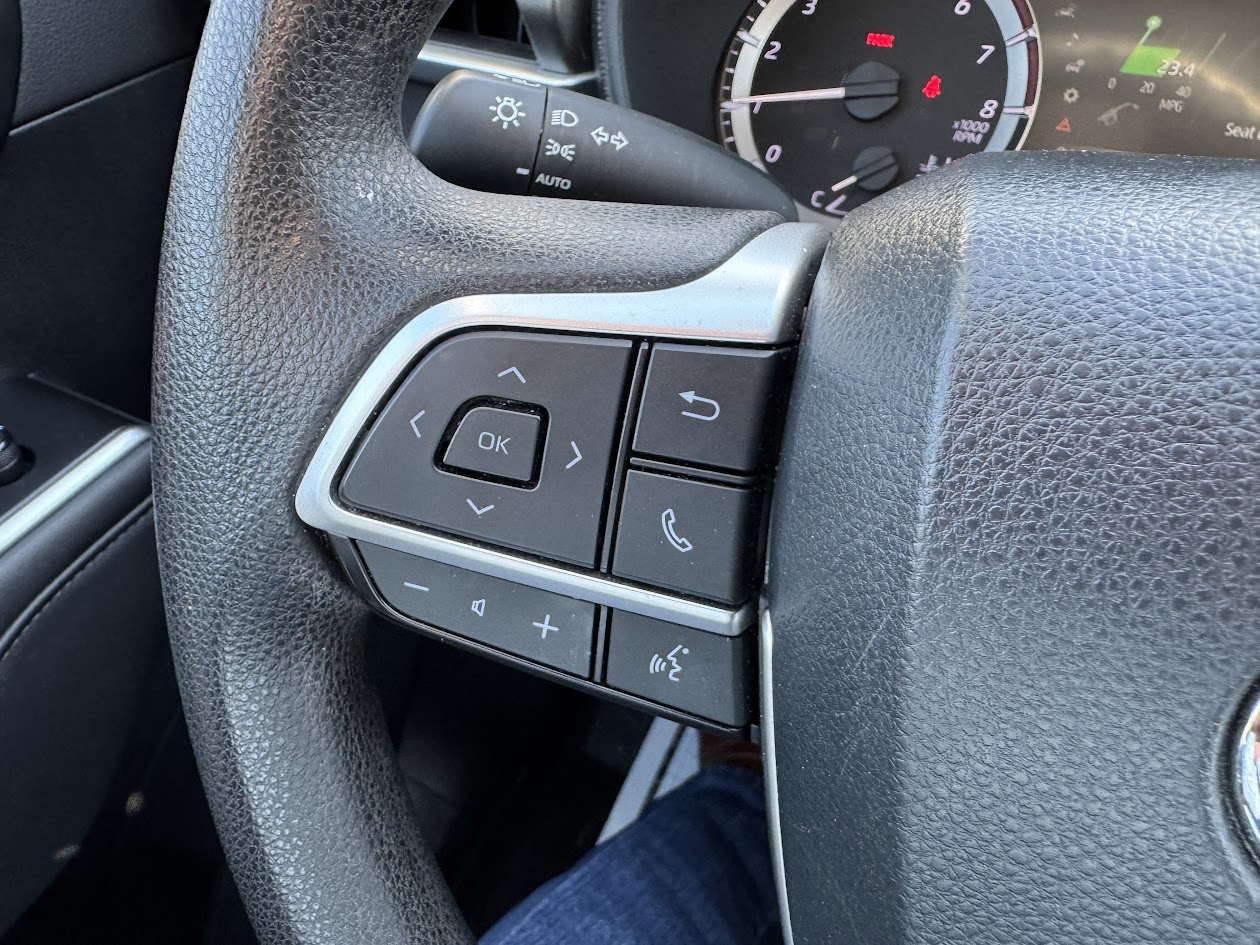2023 Toyota Highlander Vehicle Photo in BOONVILLE, IN 47601-9633