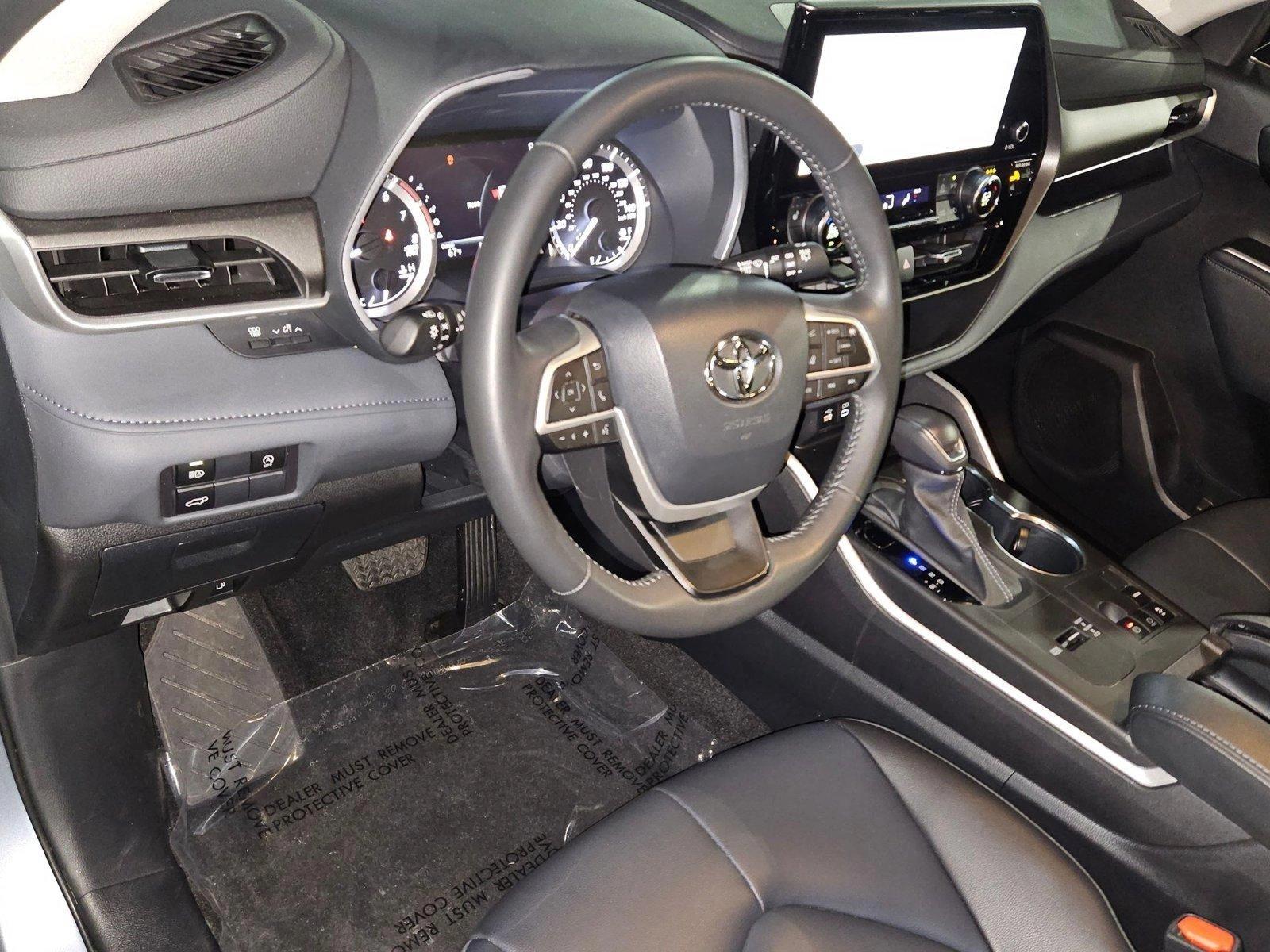 2024 Toyota Highlander Vehicle Photo in Pembroke Pines , FL 33027