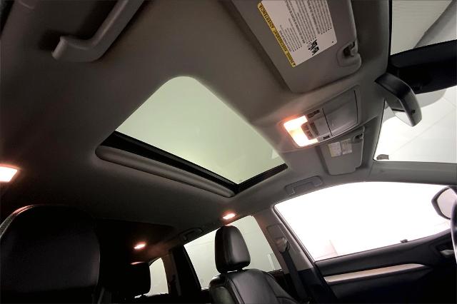 2017 Toyota Highlander Vehicle Photo in Lees Summit, MO 64086