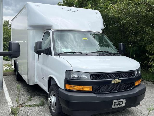 2023 Chevrolet Express Cutaway 4500 Vehicle Photo in ALCOA, TN 37701-3235