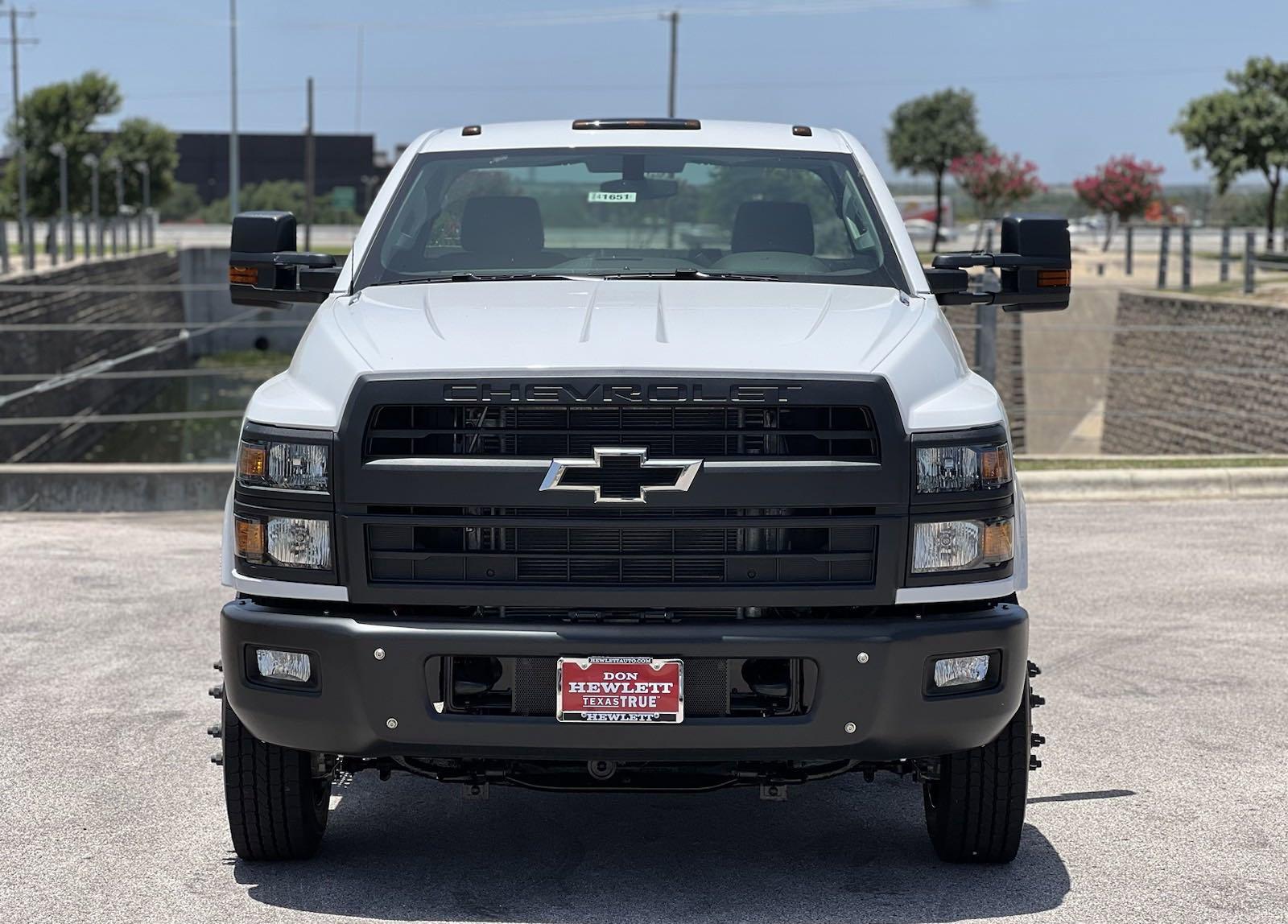 2024 Chevrolet Silverado 6500 HD Vehicle Photo in GEORGETOWN, TX 78626-7508