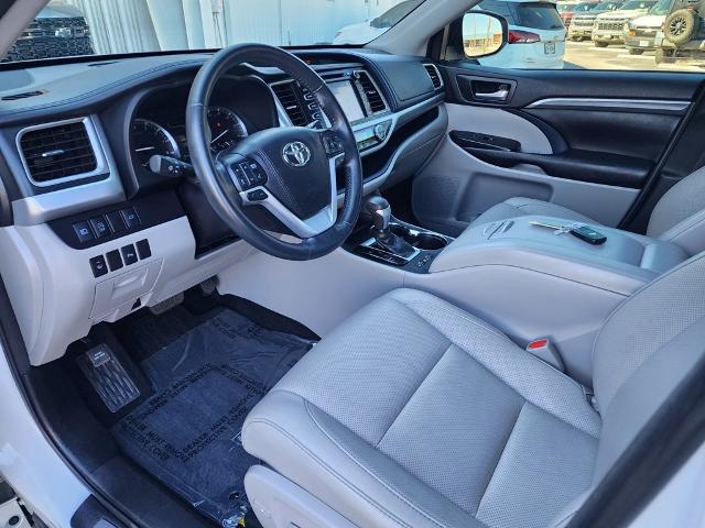 2017 Toyota Highlander Vehicle Photo in PARIS, TX 75460-2116