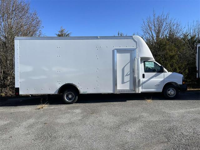 2023 Chevrolet Express Cutaway 4500 Vehicle Photo in ALCOA, TN 37701-3235