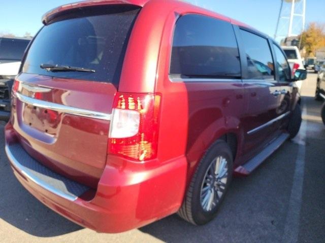 2014 Chrysler Town & Country Vehicle Photo in ENGLEWOOD, CO 80113-6708