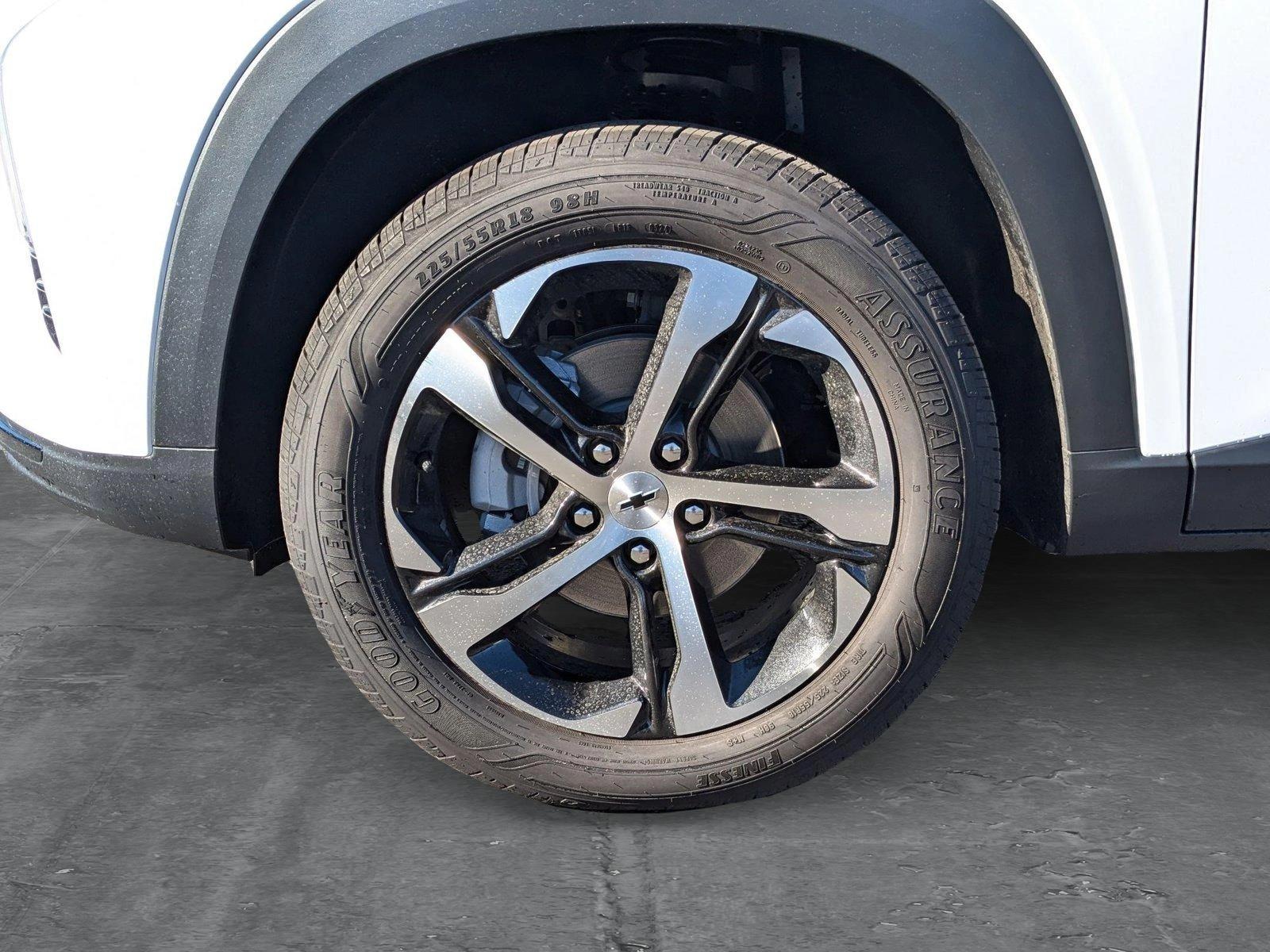 2025 Chevrolet Trax Vehicle Photo in VALENCIA, CA 91355-1705