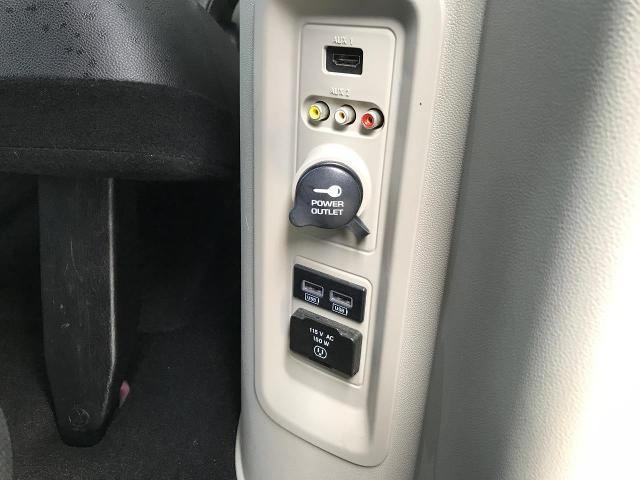 2015 Chrysler Town & Country Vehicle Photo in GREEN BAY, WI 54303-3330