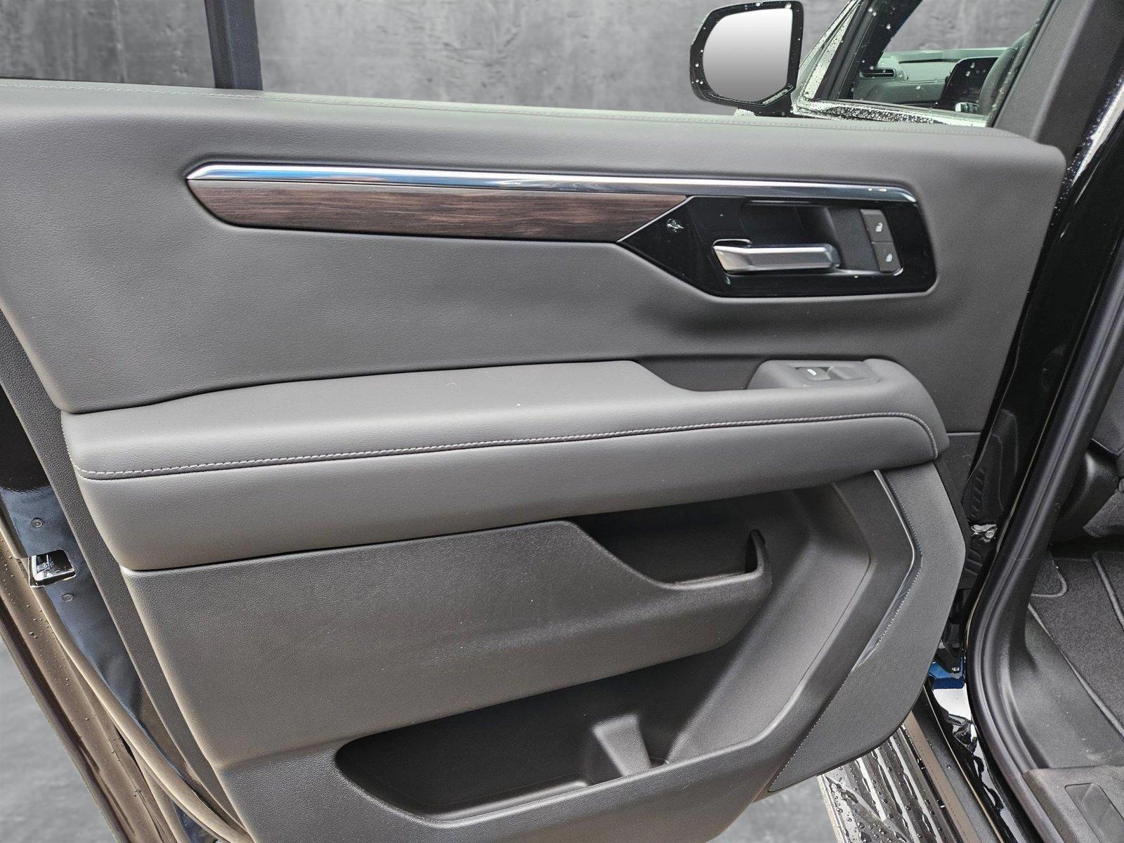 2025 Chevrolet Suburban Vehicle Photo in NORTH RICHLAND HILLS, TX 76180-7199