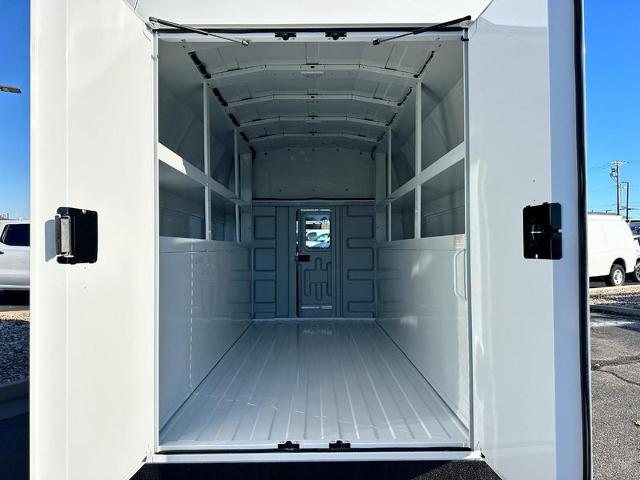 2024 GMC Savana Cutaway 3500 Vehicle Photo in COLUMBIA, MO 65203-3903