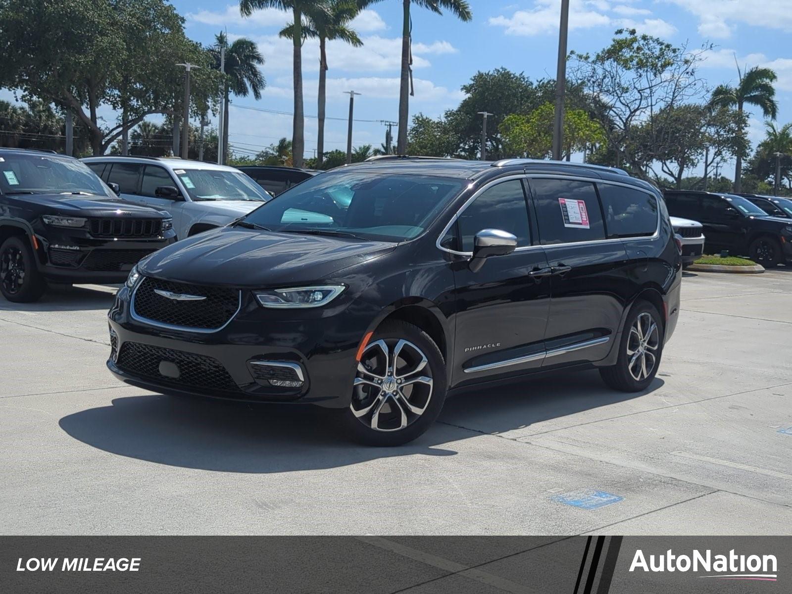 2025 Chrysler Pacifica Vehicle Photo in Pembroke Pines, FL 33027