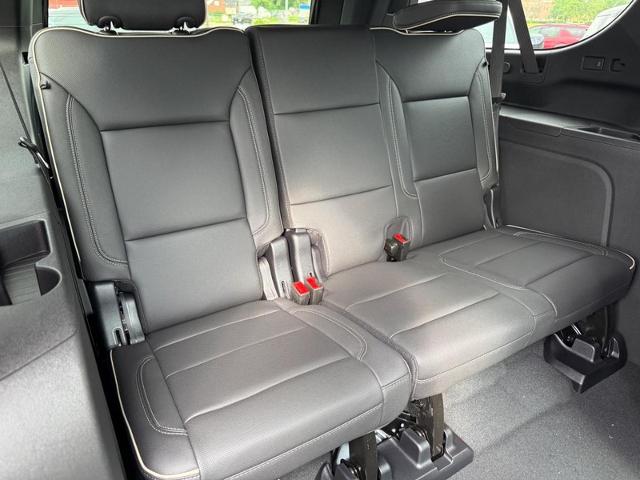 2025 Chevrolet Suburban Vehicle Photo in COLUMBIA, MO 65203-3903