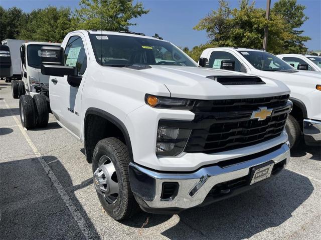 2024 Chevrolet Silverado 3500 HD Chassis Cab Vehicle Photo in ALCOA, TN 37701-3235