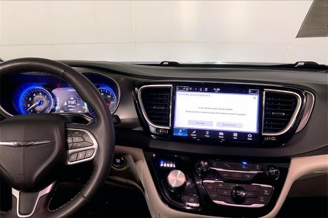 2023 Chrysler Pacifica Vehicle Photo in Kansas City, MO 64114