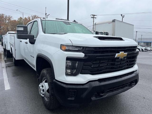 2024 Chevrolet Silverado 3500 HD Chassis Cab Vehicle Photo in ALCOA, TN 37701-3235