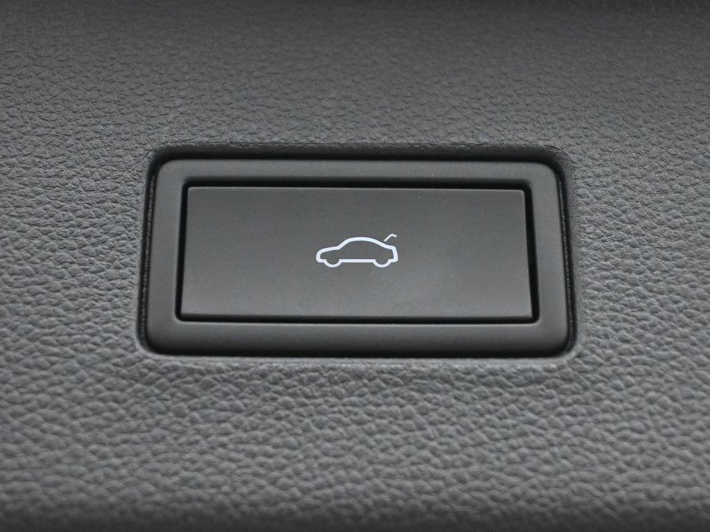 2023 Volkswagen Atlas Vehicle Photo in Marion, IA 52302