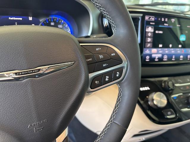 2023 Chrysler Pacifica Vehicle Photo in MANHATTAN, KS 66502-5036