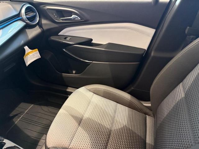 2025 Chevrolet Trax Vehicle Photo in COLUMBIA, MO 65203-3903
