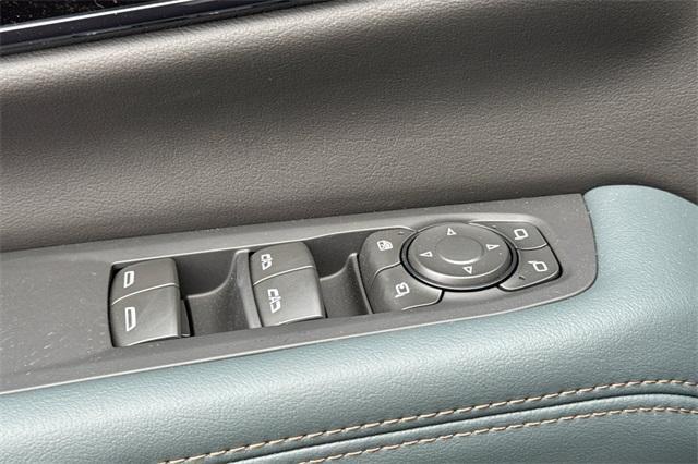 2025 GMC Yukon XL Vehicle Photo in ELK GROVE, CA 95757-8703