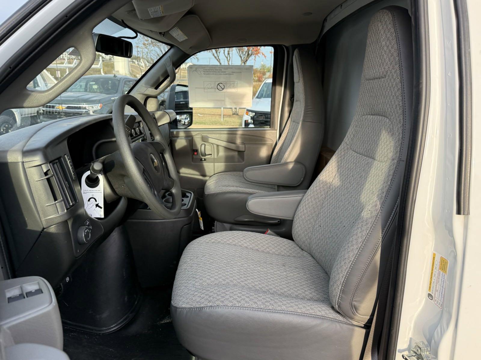 2024 Chevrolet Express Cutaway 3500 Vehicle Photo in GEORGETOWN, TX 78626-7508