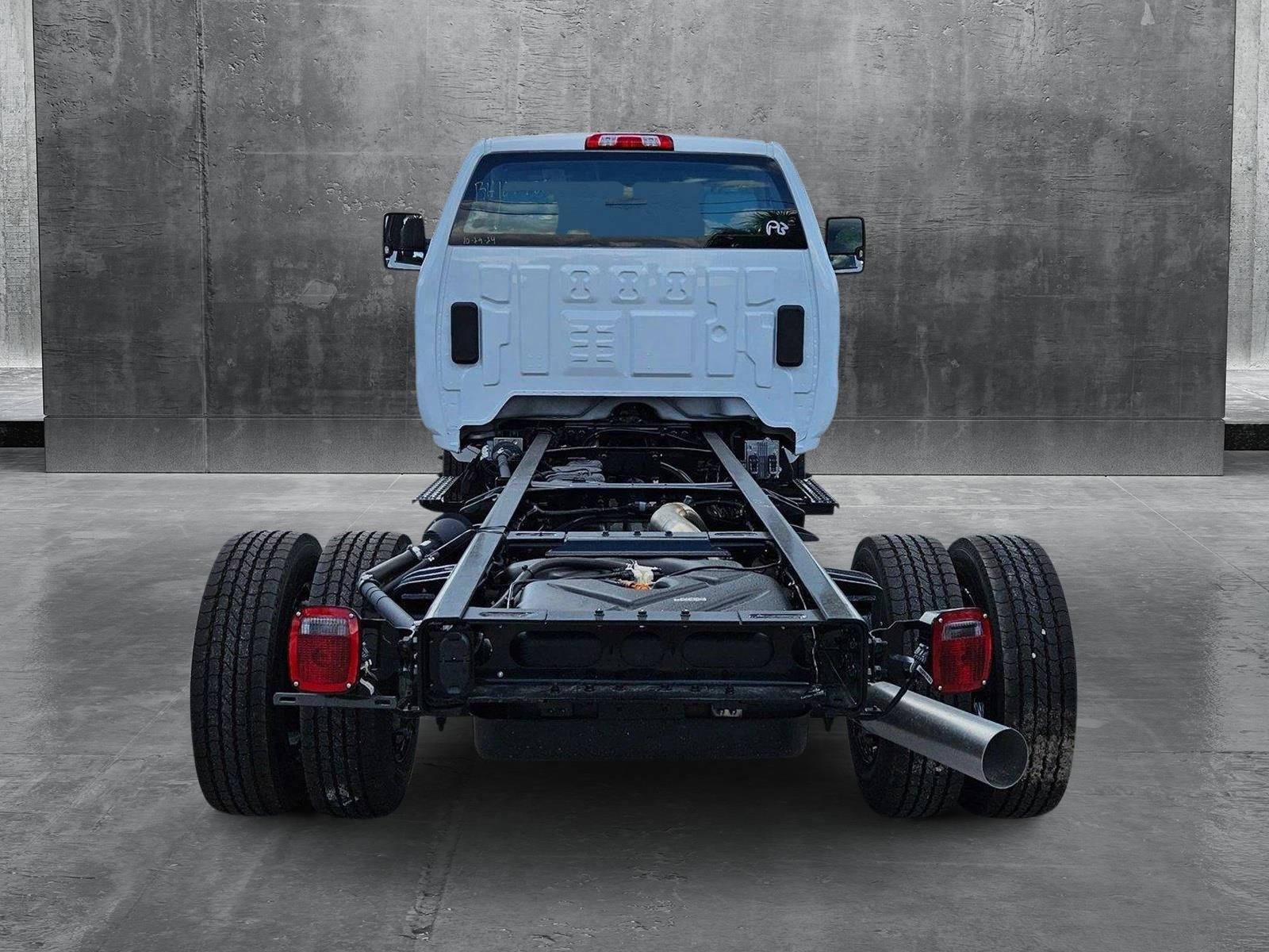 2024 Chevrolet Silverado 4500 HD Vehicle Photo in GREENACRES, FL 33463-3207
