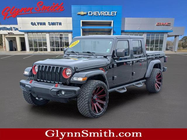 Black Clearcoat 2023 Jeep Gladiator Willys Crew Cab 4WD Pickup Truck Four-Wheel Drive