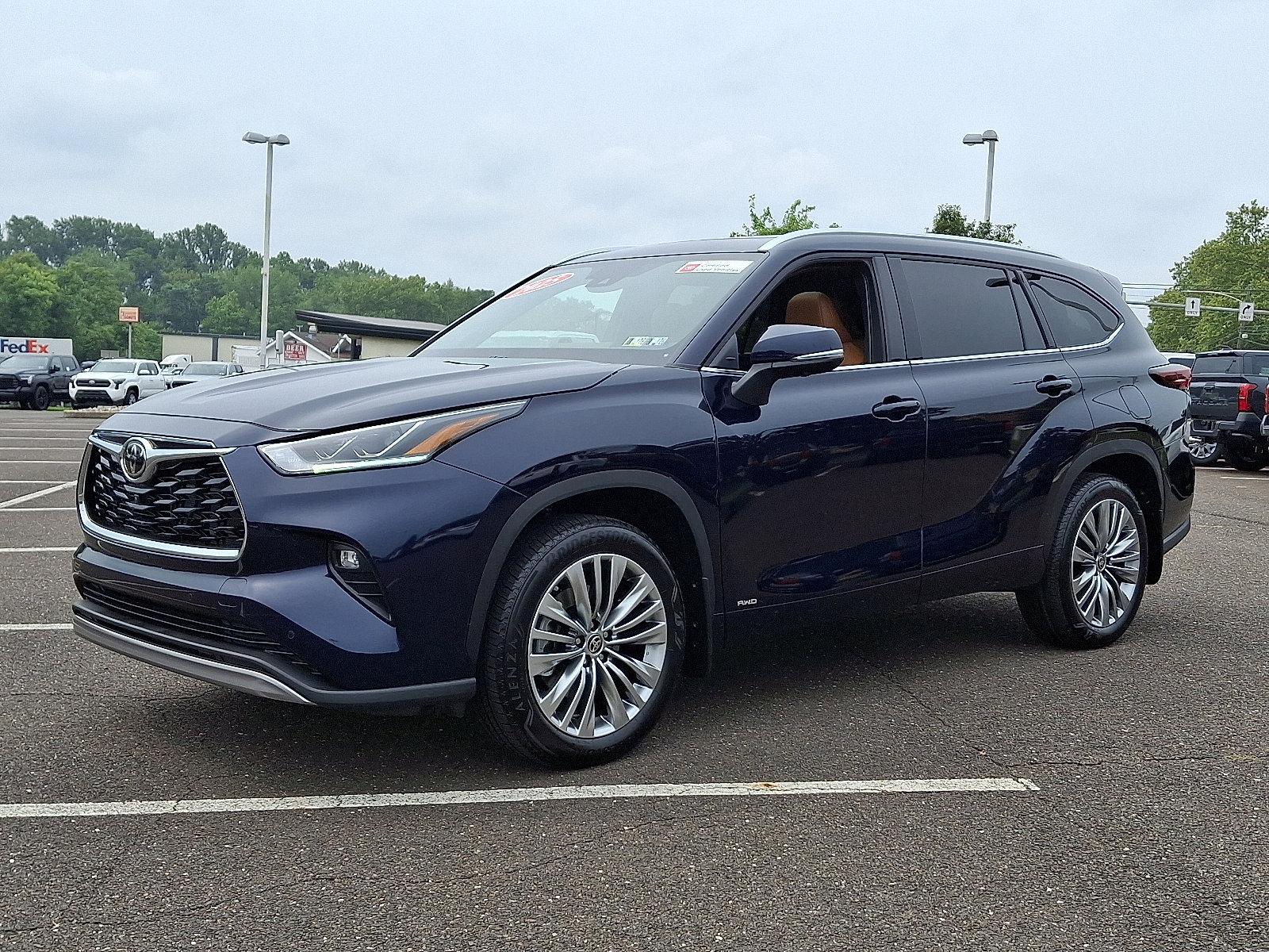 2025 Toyota Highlander Vehicle Photo in Trevose, PA 19053