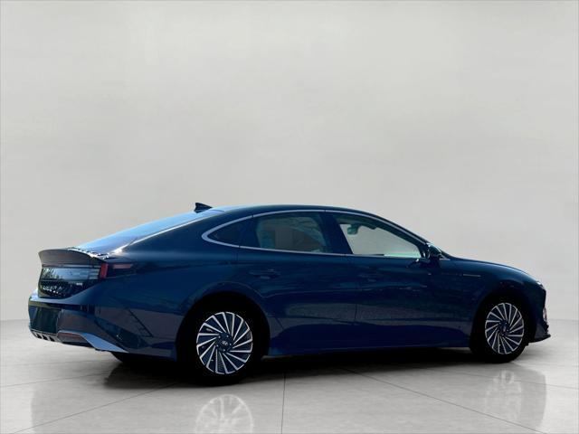 2025 Hyundai SONATA Hybrid Vehicle Photo in Green Bay, WI 54304