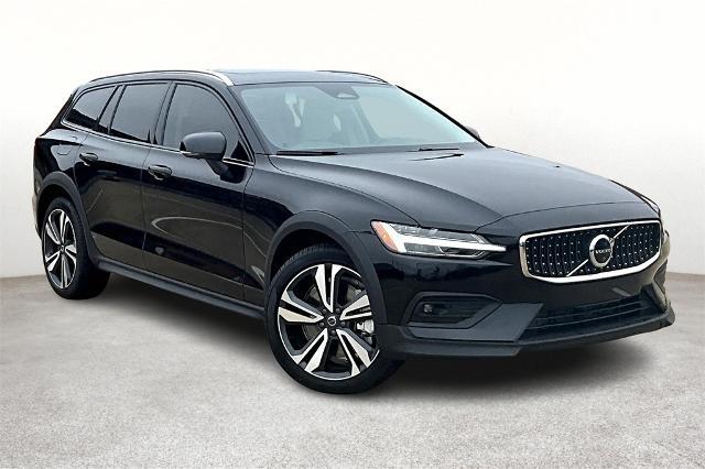 2025 Volvo V60 Cross Country Vehicle Photo in Houston, TX 77007
