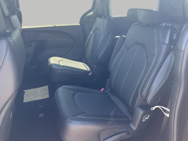 2025 Chrysler Pacifica Vehicle Photo in Kaukauna, WI 54130