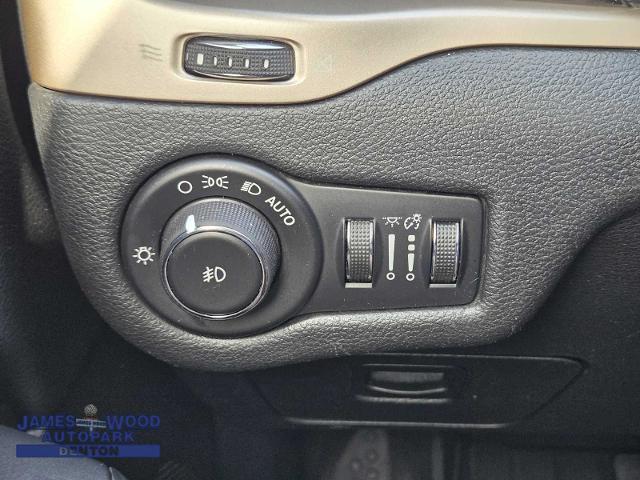 2016 Jeep Cherokee Vehicle Photo in DENTON, TX 76210-9321