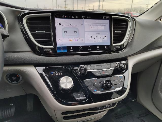 2024 Chrysler Pacifica Vehicle Photo in GREEN BAY, WI 54304-5303