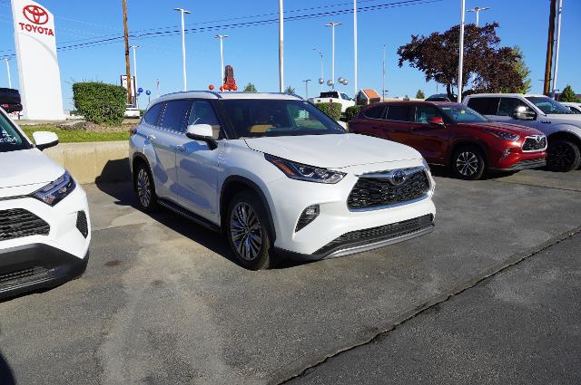 2025 Toyota Highlander Vehicle Photo in Riverdale, UT 84405
