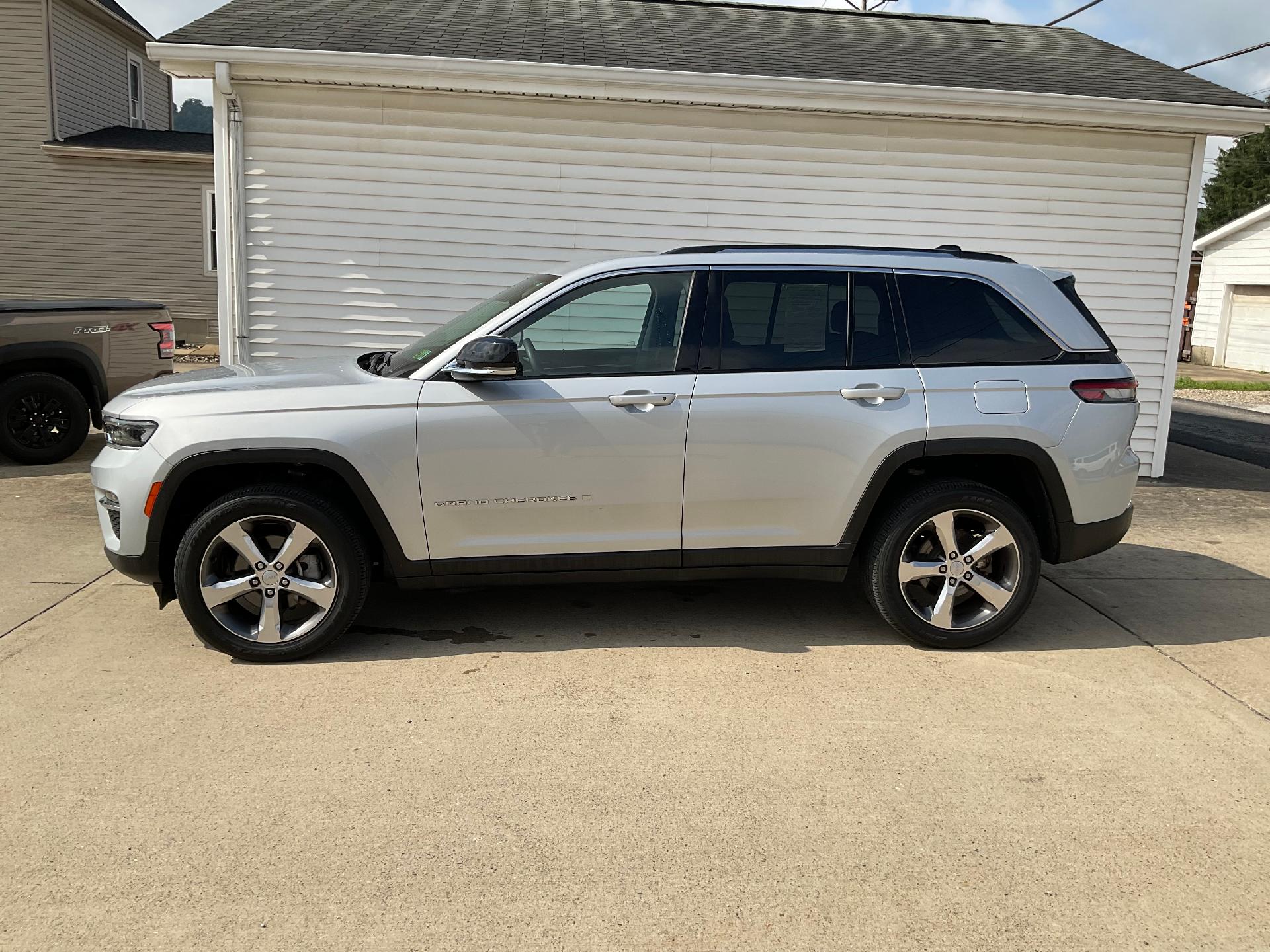 Used 2022 Jeep Grand Cherokee Limited with VIN 1C4RJHBG8N8626093 for sale in Moundsville, WV