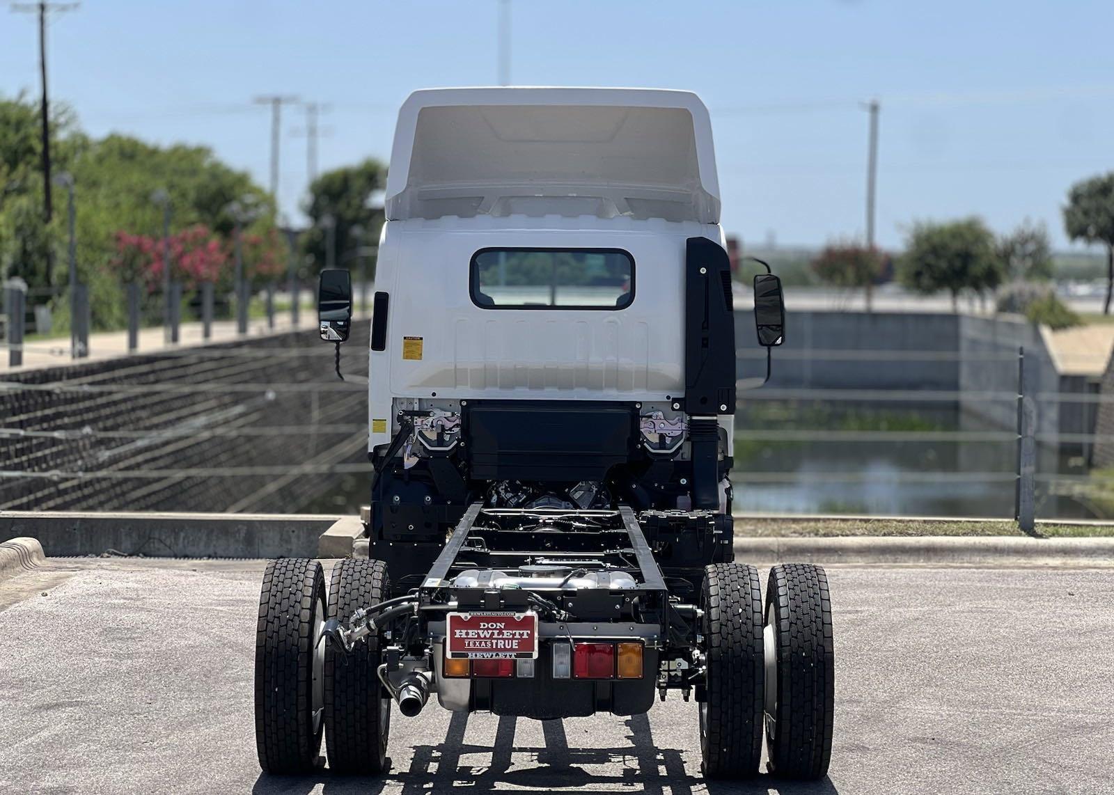 2025 Chevrolet Low Cab Forward 5500 XG Vehicle Photo in GEORGETOWN, TX 78626-7508