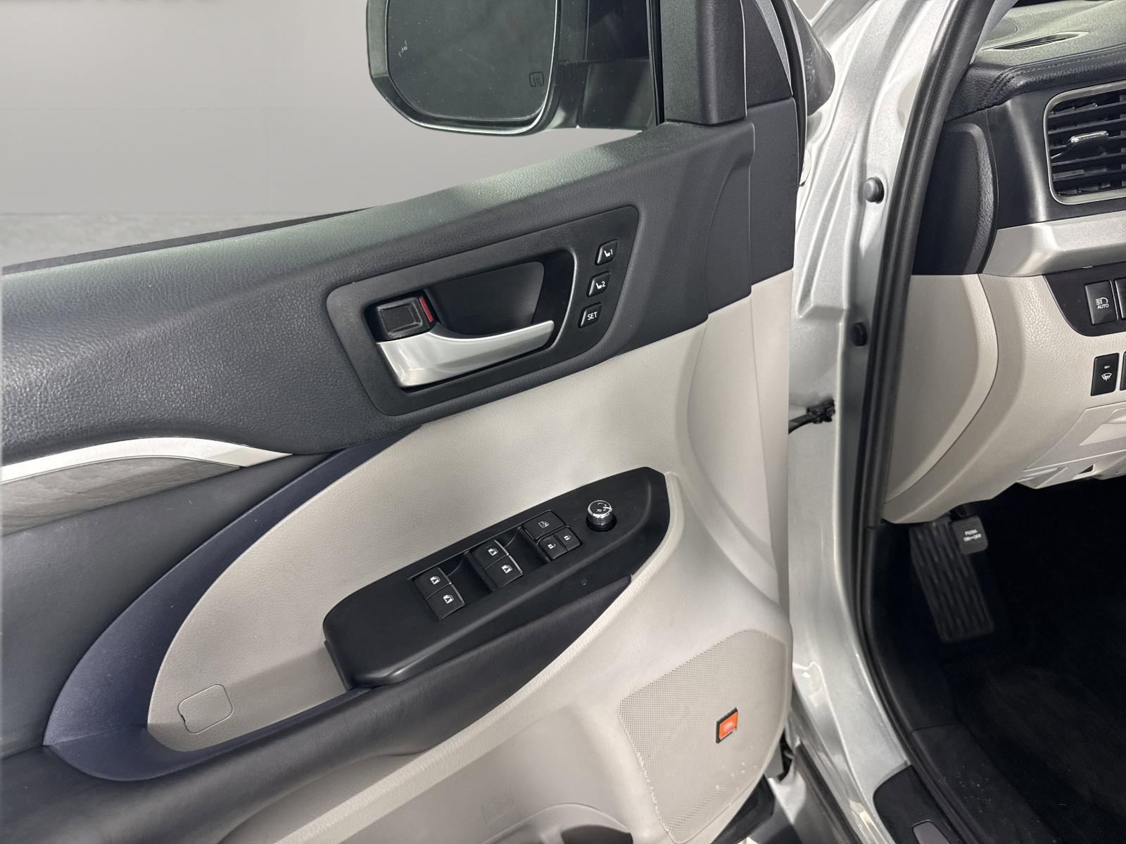 2019 Toyota Highlander Vehicle Photo in GEORGETOWN, TX 78626-7508