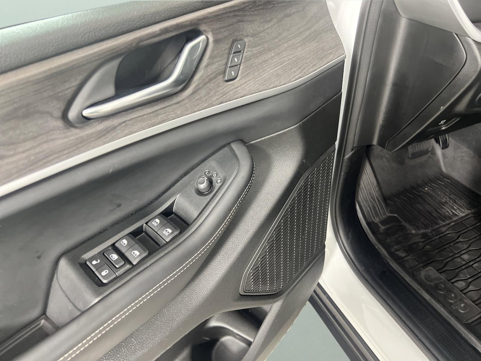 2024 Jeep Grand Cherokee L Vehicle Photo in GEORGETOWN, TX 78626-7508