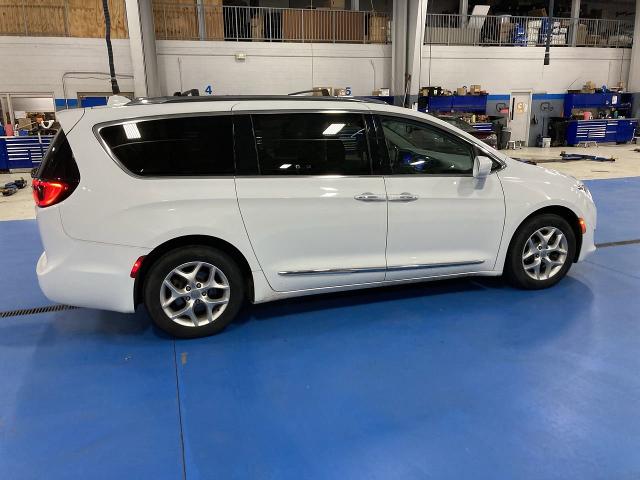 2017 Chrysler Pacifica Touring-L Plus photo 8