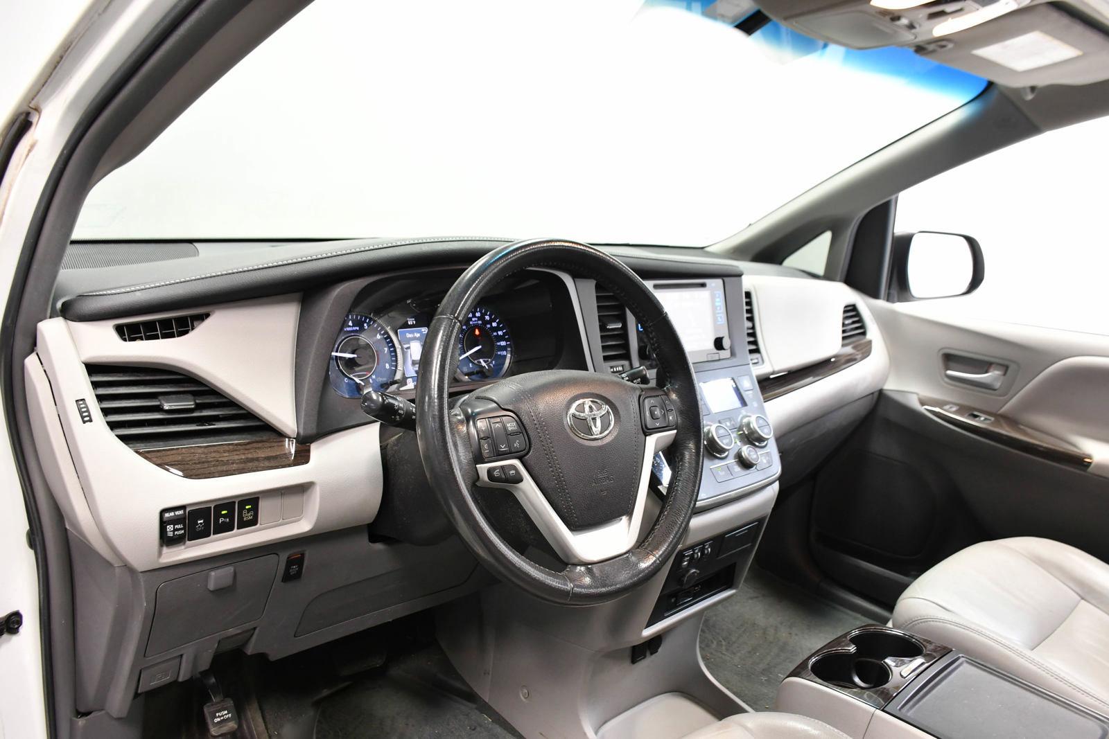 2017 Toyota Sienna Vehicle Photo in DALLAS, TX 75235