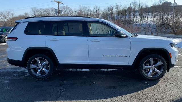 2021 Jeep Grand Cherokee L Vehicle Photo in MOON TOWNSHIP, PA 15108-2571