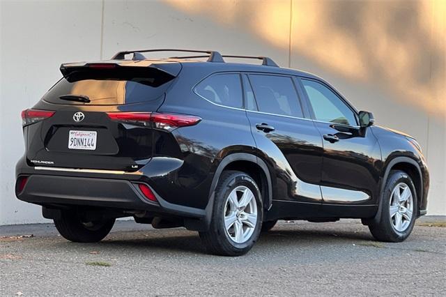 2022 Toyota Highlander LE photo 4