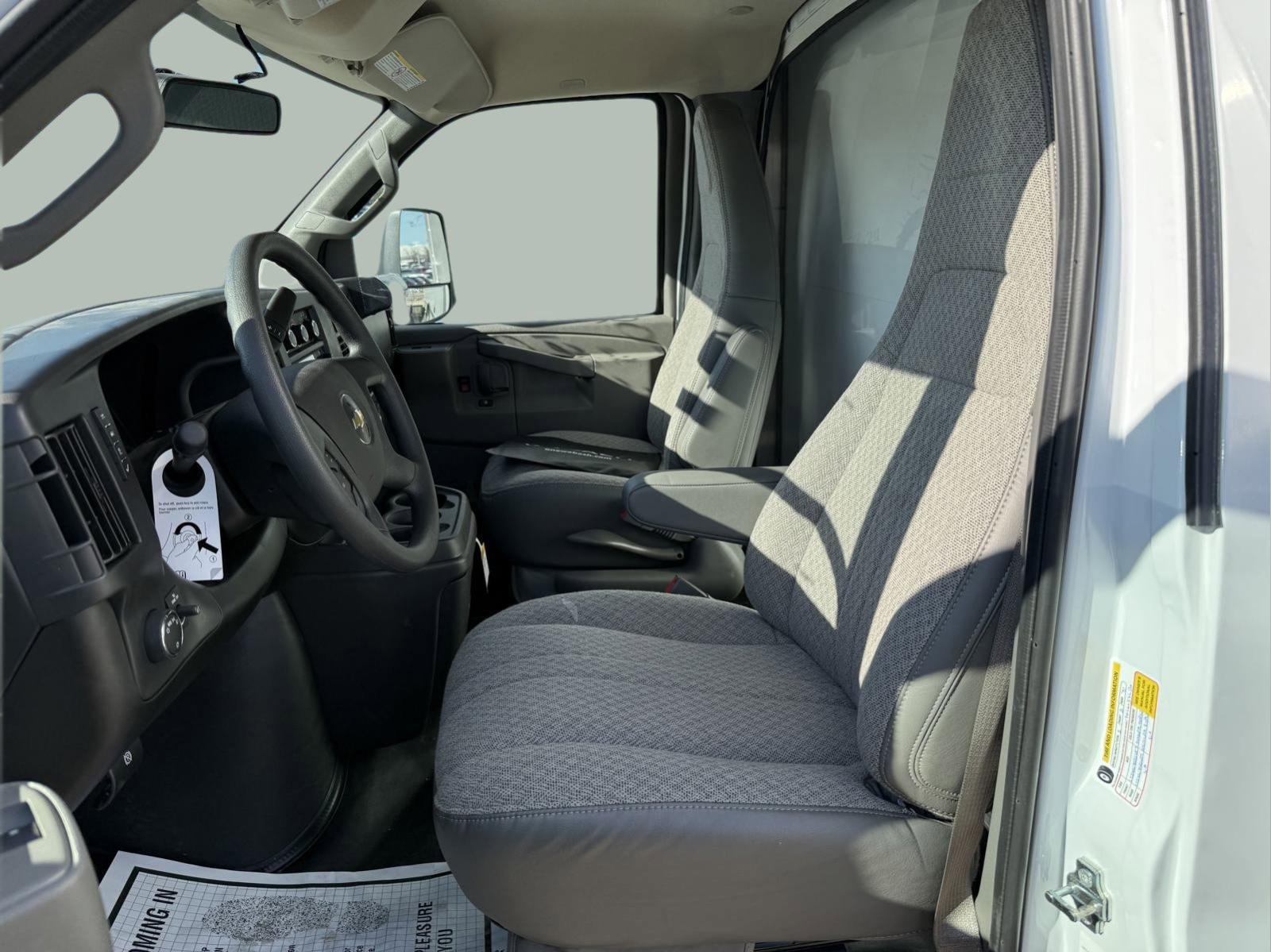 2024 Chevrolet Express Cutaway 3500 Vehicle Photo in GEORGETOWN, TX 78626-7508