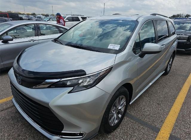 2024 Toyota Sienna Vehicle Photo in Grapevine, TX 76051