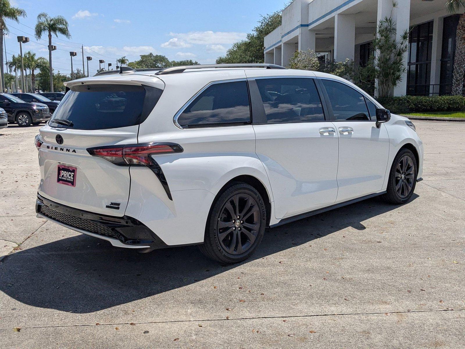 2022 Toyota Sienna Vehicle Photo in Pembroke Pines , FL 33084