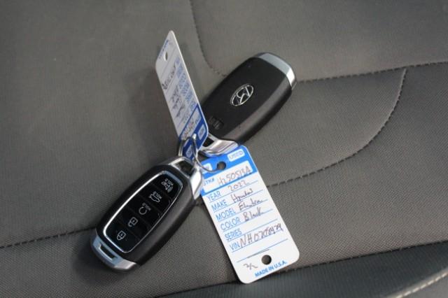 2022 Hyundai ELANTRA Vehicle Photo in Green Bay, WI 54304