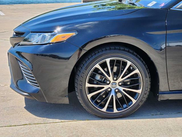 2019 Toyota Camry Vehicle Photo in DENTON, TX 76210-9321