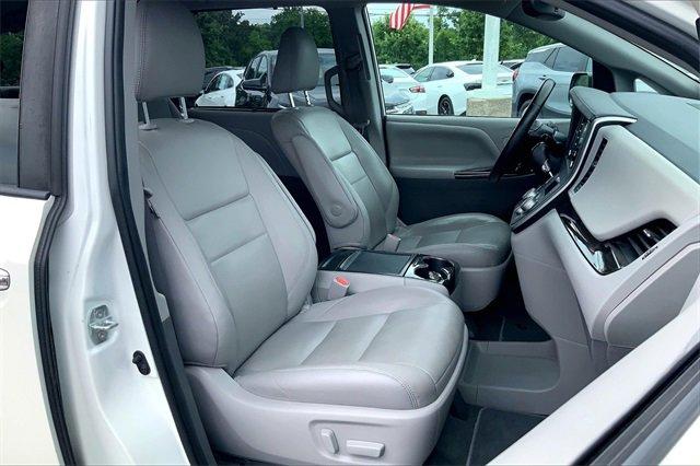 2020 Toyota Sienna Vehicle Photo in KANSAS CITY, MO 64114-4502