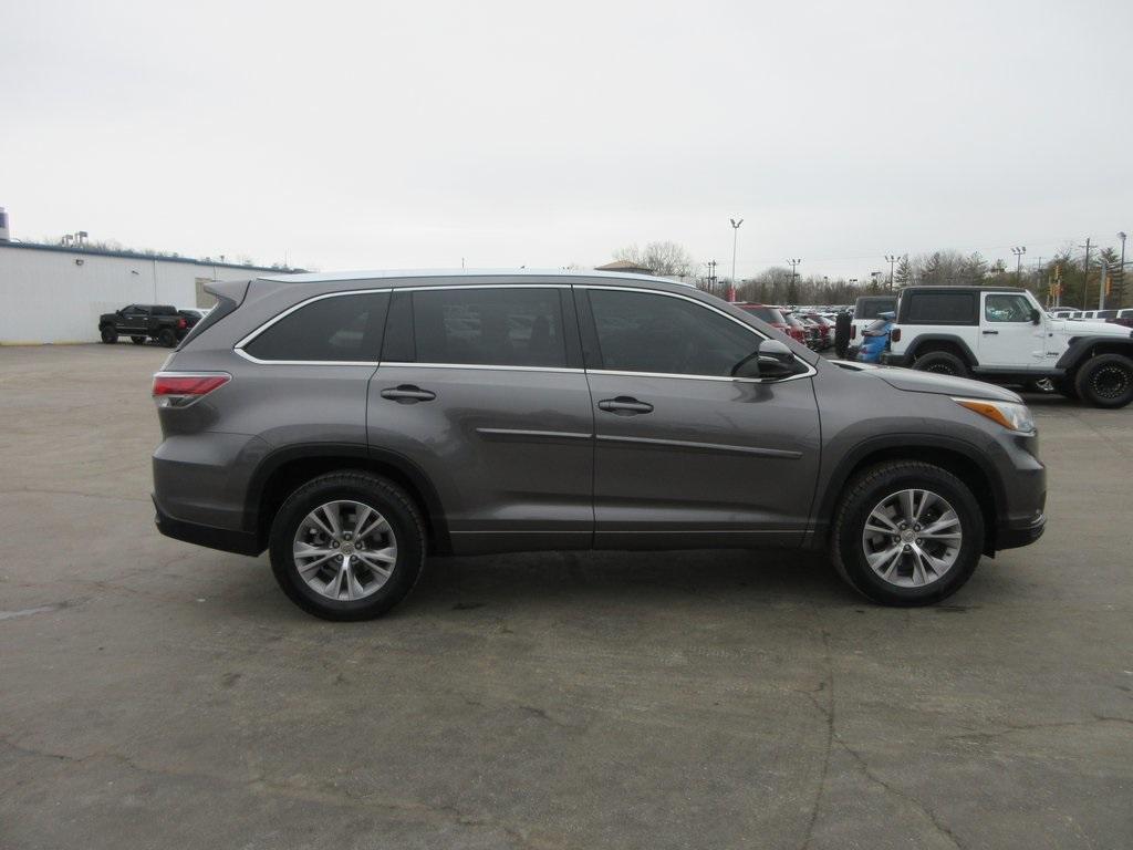 Used 2015 Toyota Highlander XLE with VIN 5TDKKRFH1FS057589 for sale in Collinsville, IL