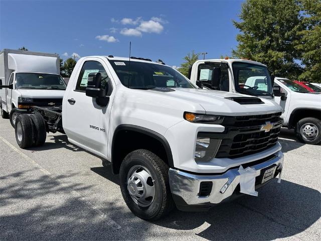 2024 Chevrolet Silverado 3500 HD Chassis Cab Vehicle Photo in ALCOA, TN 37701-3235