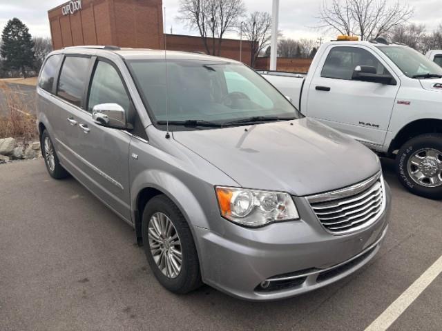 2014 Chrysler Town & Country Vehicle Photo in Green Bay, WI 54304
