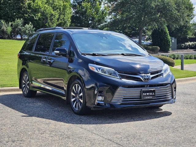 2020 Toyota Sienna Vehicle Photo in FORT WORTH, TX 76132