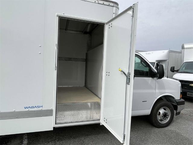 2023 Chevrolet Express Cutaway 3500 Vehicle Photo in ALCOA, TN 37701-3235